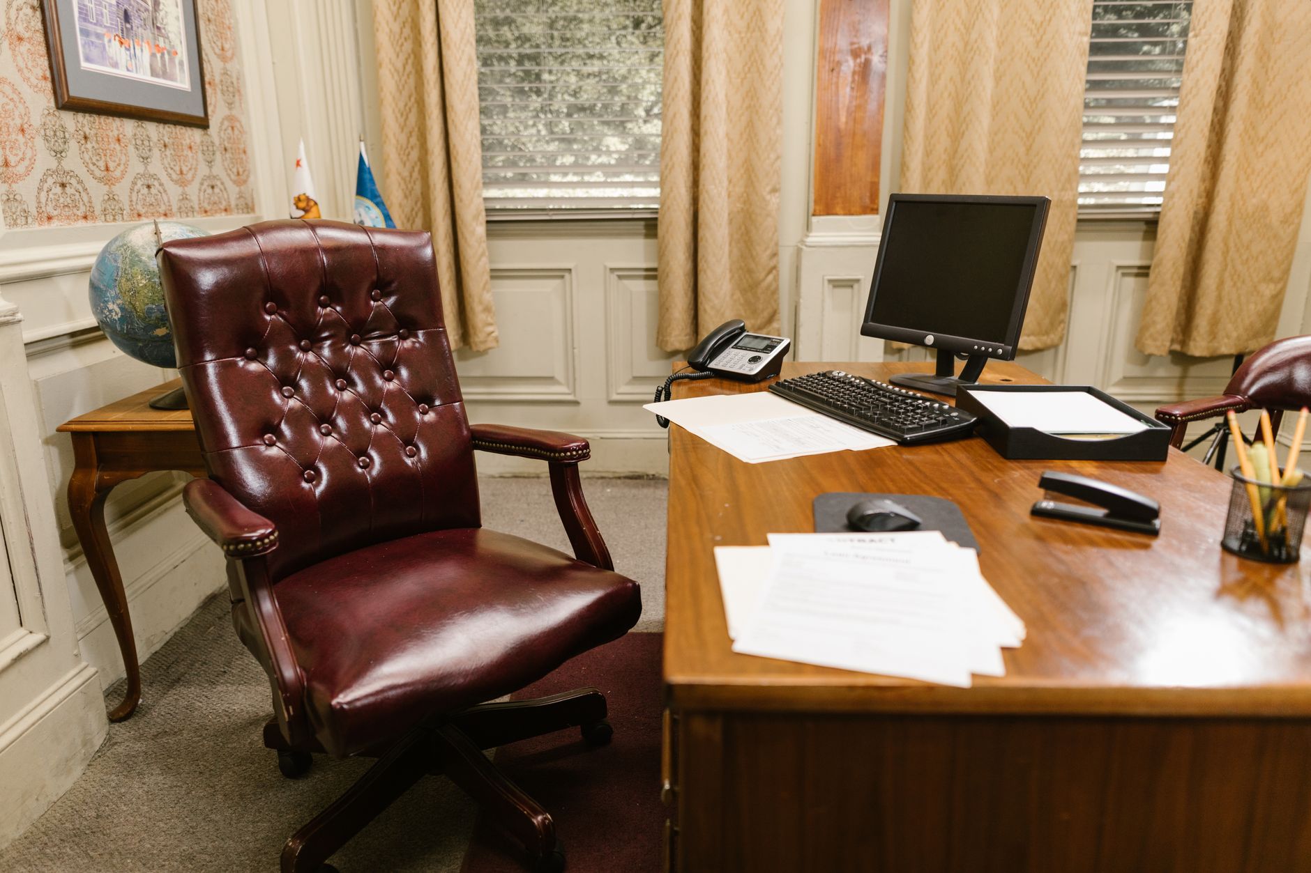 Estantería de consulta de la redacción